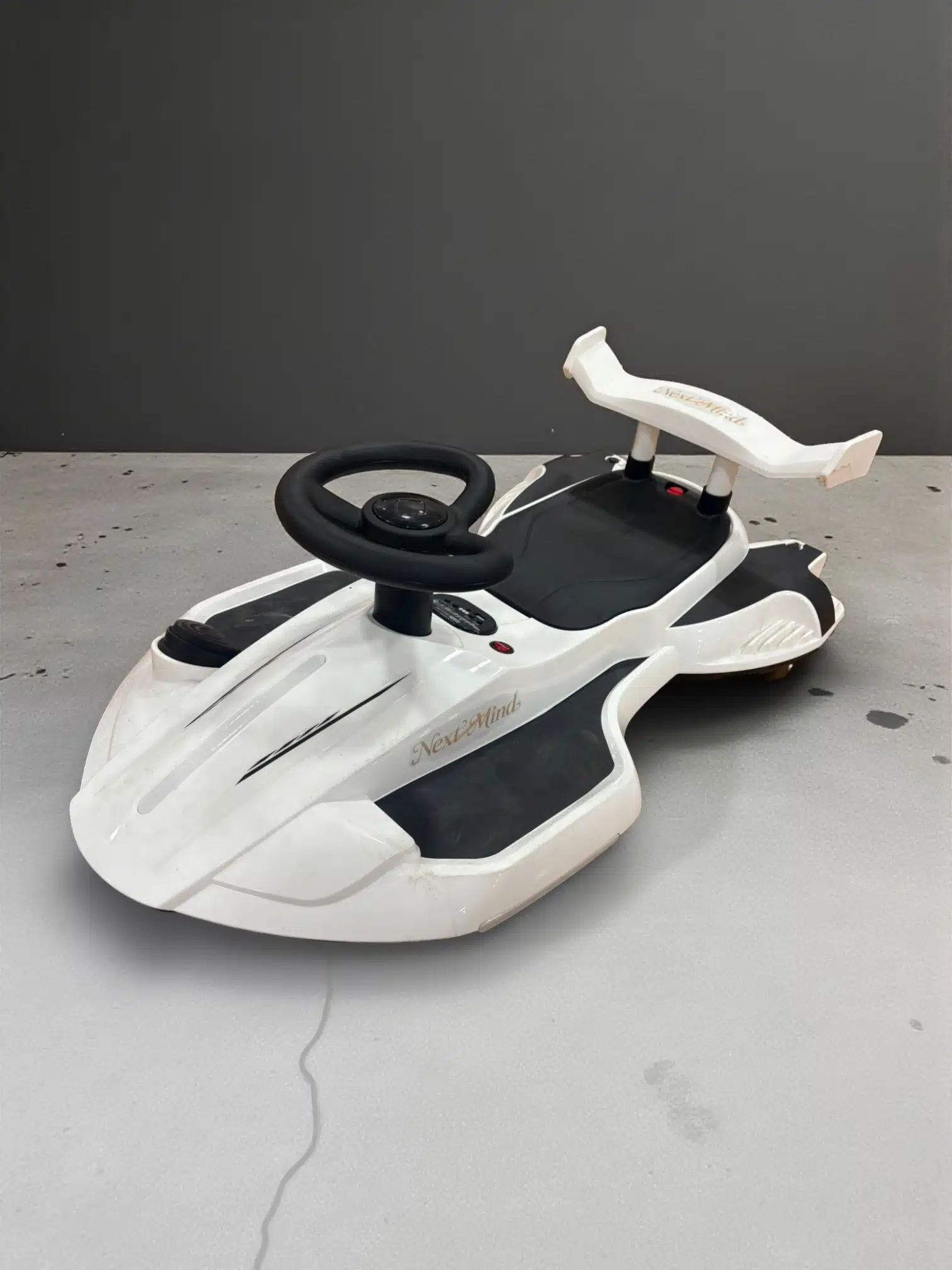 ELEKTRISK RIDE-ON CAR - med vandbaseret røg-effekt, der giver legen et ekstra visuelt element - Billede 8